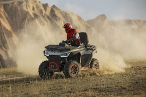 Snarler ATV in azione su terra